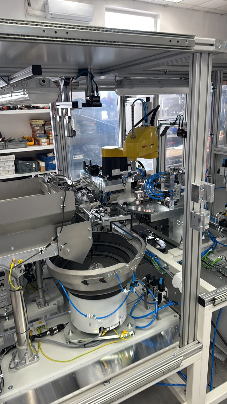 Vnitřní mechanismus automatické stanice pro zakládání a lisování kontaktů